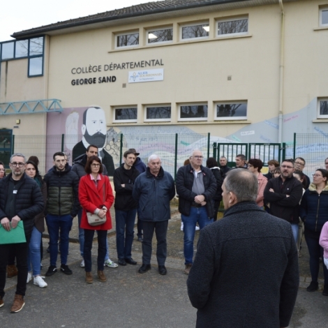 Autour de 80 personnes rassembles  Huriel pour dnoncer des classes surcharges au collge George Sand