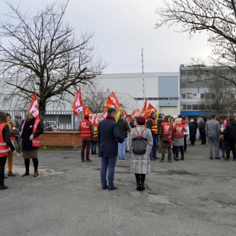 Des salaris de l'industrie se sont mobiliss hier devant l'usine Amis o licenciements et fermeture de site sont prvus