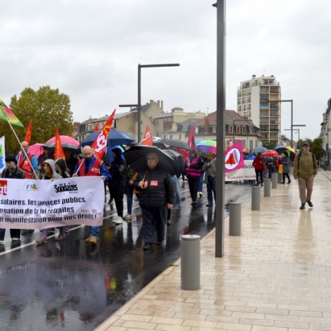 Environ 200 personnes ont manifest sous la pluie hier  Montluon pour les salaires, l'emploi, les retraites, et dnoncer le non respect des lections