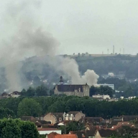 La cuisine d'un restaurant en partie dtruite par les flammes dans le vieux Montluon dimanche 30 juin