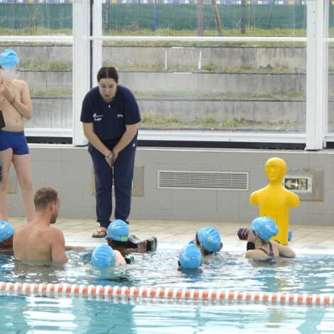 Le champion de natation Damien Joly est venu donner des cours  des enfants au centre aqualudique de la Loue