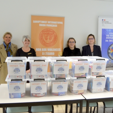 Pour occuper les enfants pendant que leurs parents sont auditionns, Soroptimist a offert des jouets  la gendarmerie dans l'Allier