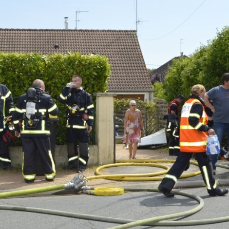 Un homme lgrement intoxiqu et une famille reloge aprs un incendie  Domrat hier